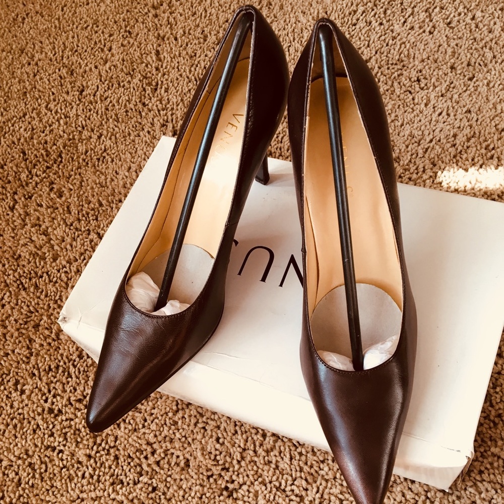 Brand New Venus Brown Pump. Size 7